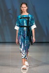 Показ NÓLÓ — Riga Fashion Week SS15 (наряды и образы: разноцветное платье с принтом)