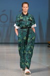 Pokaz NÓLÓ — Riga Fashion Week SS15 (ubrania i obraz: sukienka z nadrukiem, pasek czarny)
