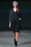Desfile de Pohjanheimo — Riga Fashion Week SS15 (looks: boina gris, vestido negro)