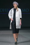 Desfile de Pohjanheimo — Riga Fashion Week SS15 (looks: abrigo blanco, vestido negro)