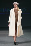 Desfile de Pohjanheimo — Riga Fashion Week SS15 (looks: abrigo blanco, vestido de encaje marrón)