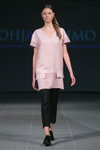 Показ Pohjanheimo — Riga Fashion Week SS15 (наряды и образы: розовая туника, чёрные брюки, чёрные туфли, капроновые телесные носки)