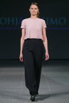 Показ Pohjanheimo — Riga Fashion Week SS15 (наряди й образи: рожевий топ, чорні брюки)