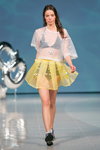Pokaz QooQoo — Riga Fashion Week SS15 (ubrania i obraz: top biały przejrzysty, spódnica żółta przejrzysta, strój kąpielowy czarny)
