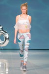 Pokaz QooQoo — Riga Fashion Week SS15 (ubrania i obraz: krótki top biały przejrzysty, biustonosz opaska biały, legginsy z nadrukiem błękitne, buty sportowe szare)