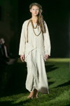 Desfile de Recycled.lv — Riga Fashion Week SS15 (looks: vestido camisero blanco)