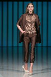 Показ Red Salt — Riga Fashion Week SS15 (наряди й образи: коричнева блуза, коричневий брючний костюм)