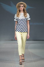 Modenschau von Skladnova — Riga Fashion Week SS15 (Looks: gestreifte blau-weiße Bluse, gelbe Hose)