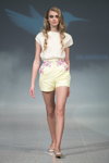 Показ Skladnova — Riga Fashion Week SS15 (наряды и образы: белый топ, желтые шорты с принтом)