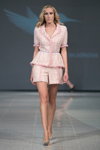 Показ Skladnova — Riga Fashion Week SS15 (наряды и образы: серые туфли, розовый женский костюм (жакет, шорты))