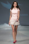 Pokaz Skladnova — Riga Fashion Week SS15 (ubrania i obraz: sukienka różowa, półbuty malinowe)