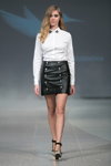 Modenschau von Skladnova — Riga Fashion Week SS15 (Looks: weiße Bluse, schwarzer Mini Rock)
