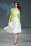 Modenschau von Skladnova — Riga Fashion Week SS15 (Looks: hellgrüne Weste, weißes Kleid)