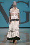 Desfile de Victoria Gres — Riga Fashion Week SS15 (looks: vestido blanco)