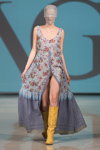 Modenschau von Victoria Gres — Riga Fashion Week SS15 (Looks: Kleid mit Blumendruck mit Schlitz, gelbe Stiefel)