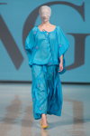 Desfile de Victoria Gres — Riga Fashion Week SS15 (looks: vestido azul claro, zapatos de tacón amarillos)