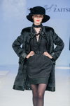Pokaz Slava Zaitsev 2014 (ubrania i obraz: kapelusz czarny, sukienka mini czarna, cienkie rajstopy czarne, palto czarne)