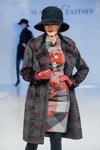 Pokaz Slava Zaitsev 2014 (ubrania i obraz: kapelusz czarny, palto w kratę, sukienka w kratę wielokolorowa, rękawiczki czerwone)