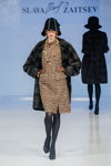 У Будинку Моди Slava Zaitsev відкрили новий модний сезон (наряди й образи: чорна капелюх, чорне картате пальто, чорні колготки)