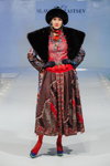 Pokaz Slava Zaitsev 2014 (ubrania i obraz: czapka futrzana czarna, rękawiczki czarne, rajstopy czerwone)