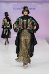 В Доме Моды Slava Zaitsev открыли новый модный сезон (наряды и образы: чёрная шляпа, чёрные перчатки, золотое кружевное платье)