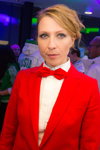 Яна Чурикова. В Сочи открыли инновационный павильон (наряды и образы: красный жакет, белая блуза, красный галстук-бабочка)