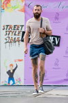 Street Style 2014. Modenschau von Apti Eziev (Looks: blaue Jeans-Shorts, schwarze Handtasche, Beige T-shirt)