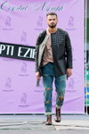 Street Style 2014. Modenschau von Apti Eziev (Looks: himmelblaue zerrissene Jeans)