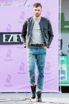 Street Style 2014. Pokaz Apti Eziev (ubrania i obraz: jeansy z podartymi nogawkami błękitne, skórzana kurtka czarna)
