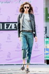 Street Style 2014. Modenschau von Apti Eziev (Looks: graues Top, blaue Jeans, Sonnenbrille, schwarze Lederjacke)