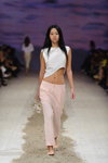 Desfile de Alonova — Ukrainian Fashion Week SS15 (looks: top corto blanco, pantalón rosa)