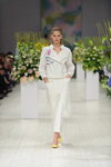 Desfile de Andre Tan — Ukrainian Fashion Week SS15 (looks: abrigo blanco, pantalón blanco)