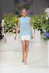 Desfile de Andre Tan — Ukrainian Fashion Week SS15 (looks: blusa azul claro, falda blanca corta)