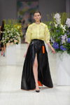 Показ Andre Tan — Ukrainian Fashion Week SS15 (наряди й образи: жовта блуза, чорна спідниця максі з розрізом)