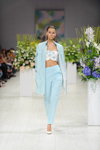 Mariya Melnyk. Desfile de Andre Tan — Ukrainian Fashion Week SS15 (looks: traje de pantalón azul claro, zapatos de tacón blancos)