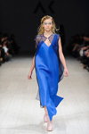 Desfile de Atelier Kikala — Ukrainian Fashion Week SS15 (looks: vestido de noche azul)
