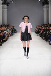 Desfile de BOBKOVA — Ukrainian Fashion Week SS15 (looks: americana rosa, falda plisad negra corta, calcetines largos negros)