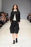 Modenschau von BURENINA — Ukrainian Fashion Week SS15 (Looks: schwarzer Damen Anzug (Blazer, Shorts))