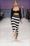 Mariya Melnyk. Modenschau von Elena Burba — Ukrainian Fashion Week SS15 (Looks: schwarze transparente Bluse, gestreifter schwarz-weißer Rock mit Schlitz, weiße Pumps)