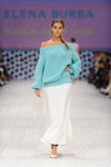 Mariya Melnyk. Modenschau von Elena Burba — Ukrainian Fashion Week SS15 (Looks: türkiser Pullover, weißer Rock, weiße Pumps)