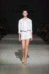 Pokaz ELENAREVA — Ukrainian Fashion Week SS15 (ubrania i obraz: garnitur damski (żakiet, spódnica) biały, półbuty beżowe)