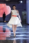 Alena Ruban. Modenschau von IDoL — Ukrainian Fashion Week SS15 (Looks: weißes Kleid)