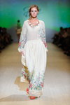 Modenschau von Iryna DIL’ — Ukrainian Fashion Week SS15 (Looks: weißes Maxi Kleid mit Blumendruck)