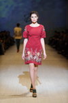 Modenschau von Iryna DIL’ — Ukrainian Fashion Week SS15 (Looks: rotes Mini Kleid)