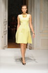 Pokaz Anastasiia Ivanova — Ukrainian Fashion Week SS15 (ubrania i obraz: sukienka żółta, półbuty czarne)