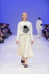Pokaz Jean Gritsfeldt — Ukrainian Fashion Week SS15 (ubrania i obraz: pulower z nadrukiem biały, spódnica midi biała)
