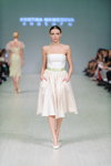 Modenschau von KRISTINA MAMEDOVA — Ukrainian Fashion Week SS15 (Looks: weißes Kleid, weiße Pumps)