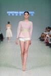 Desfile de KRISTINA MAMEDOVA — Ukrainian Fashion Week SS15 (looks: blusa rosa, cinturón de color lima, short blanco)
