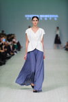 Pokaz KRISTINA MAMEDOVA — Ukrainian Fashion Week SS15 (ubrania i obraz: top biały, spódnica niebieska, półbuty czarne)