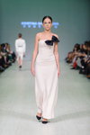 Pokaz KRISTINA MAMEDOVA — Ukrainian Fashion Week SS15 (ubrania i obraz: suknia wieczorowa biała, kokarda czarna)